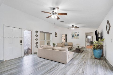 Villa ou maison à louer à Deerfield Beach, Floride: 4 chambres, 138.7 m2 № 2401666 - photo 6