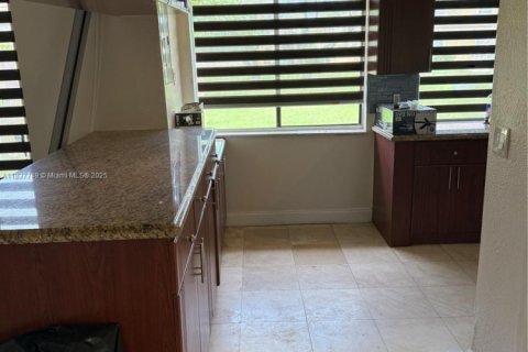 Снять в аренду кондоминиум в Майами-Гарденс, Флорида 3 спальни, 119.66м2, № 1977868 - фото 19