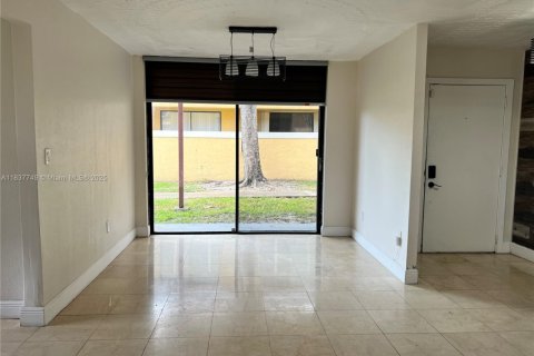 Снять в аренду кондоминиум в Майами-Гарденс, Флорида 3 спальни, 119.66м2, № 1977868 - фото 6