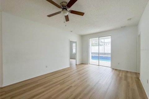 Купить виллу или дом в Дэвенпорт, Флорида 11 комнат, 169.55м2, № 2166899 - фото 9