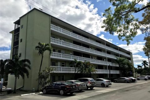 Condo in Hollywood, Florida, 1 bedroom  № 2088000 - photo 4