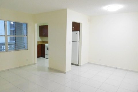 Condo in Hollywood, Florida, 1 bedroom  № 2088000 - photo 18