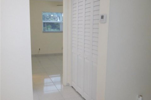 Condo in Hollywood, Florida, 1 bedroom  № 2088000 - photo 29