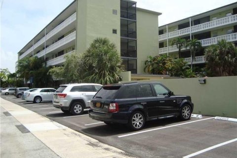 Condo in Hollywood, Florida, 1 bedroom  № 2088000 - photo 3