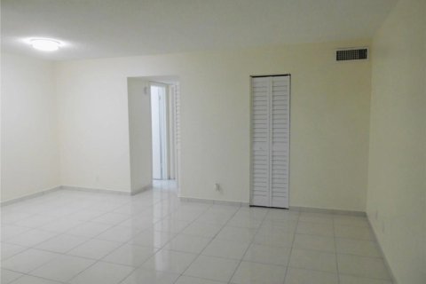 Condo in Hollywood, Florida, 1 bedroom  № 2088000 - photo 27