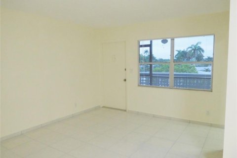 Condo in Hollywood, Florida, 1 bedroom  № 2088000 - photo 16