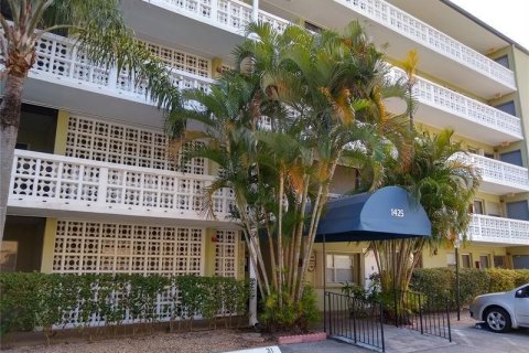 Condo in Hollywood, Florida, 1 bedroom  № 2088000 - photo 5