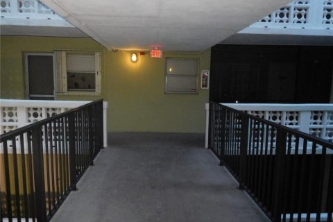 Condo in Hollywood, Florida, 1 bedroom  № 2088000 - photo 10