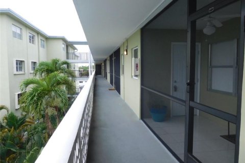 Condo in Hollywood, Florida, 1 bedroom  № 2088000 - photo 12