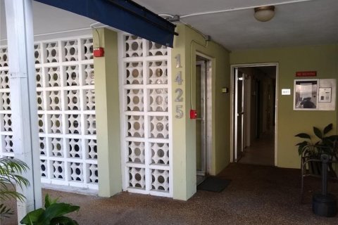 Condo in Hollywood, Florida, 1 bedroom  № 2088000 - photo 7