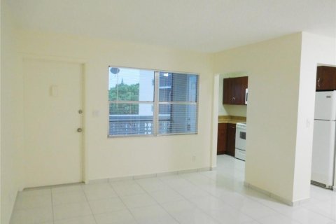 Condo in Hollywood, Florida, 1 bedroom  № 2088000 - photo 17