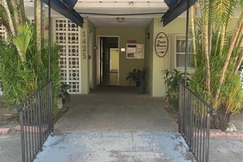 Condo in Hollywood, Florida, 1 bedroom  № 2088000 - photo 6