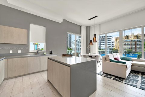 Condo in Hollywood, Florida, 2 bedrooms  № 1863971 - photo 7