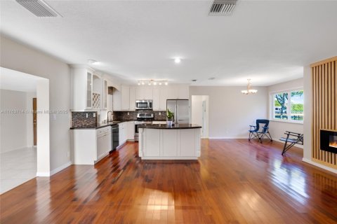 House in Davie, Florida 3 bedrooms № 1573299 - photo 5