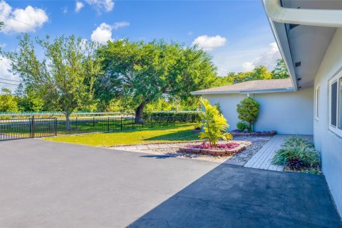 House in Davie, Florida 3 bedrooms № 1573299 - photo 3