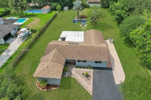 House in Davie, Florida 3 bedrooms № 1573299 - photo 4