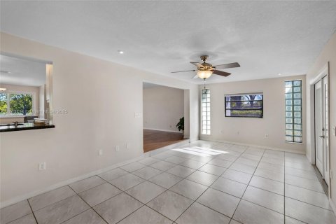 House in Davie, Florida 3 bedrooms № 1573299 - photo 18