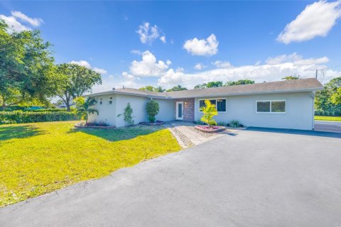 House in Davie, Florida 3 bedrooms № 1573299 - photo 1