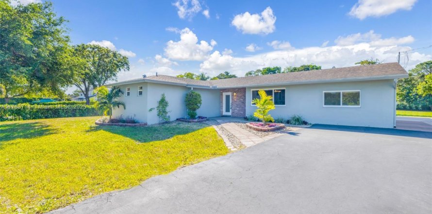 House in Davie, Florida 3 bedrooms № 1573299