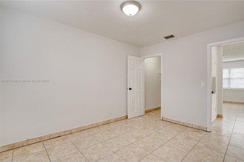 Villa ou maison à louer à West Palm Beach, Floride: 2 chambres, 67.35 m2 № 1966547 - photo 12