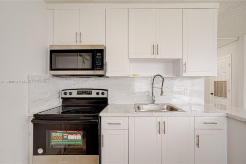 Villa ou maison à louer à West Palm Beach, Floride: 2 chambres, 67.35 m2 № 1966547 - photo 5