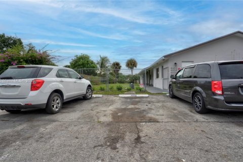 Villa ou maison à louer à West Palm Beach, Floride: 2 chambres, 67.35 m2 № 1966547 - photo 29