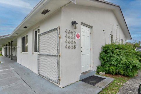 Villa ou maison à louer à West Palm Beach, Floride: 2 chambres, 67.35 m2 № 1966547 - photo 1