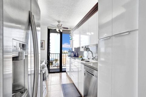 Condo in Hollywood, Florida, 1 bedroom № 1986100 - photo 16