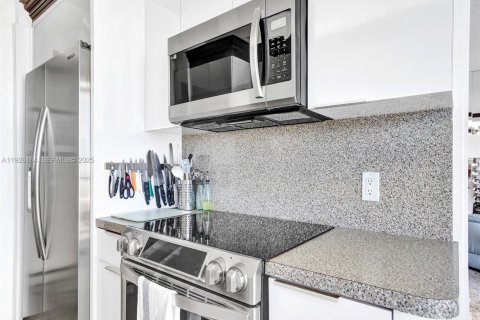 Condo in Hollywood, Florida, 1 bedroom № 1986100 - photo 19