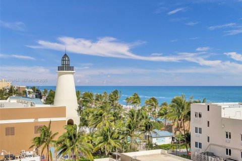 Condo in Hollywood, Florida, 1 bedroom № 1986100 - photo 4