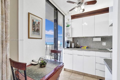 Condo in Hollywood, Florida, 1 bedroom № 1986100 - photo 21