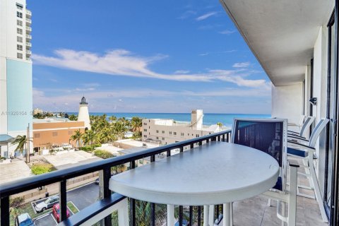 Condo in Hollywood, Florida, 1 bedroom № 1986100 - photo 8