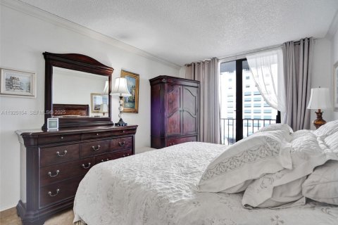 Condo in Hollywood, Florida, 1 bedroom № 1986100 - photo 10