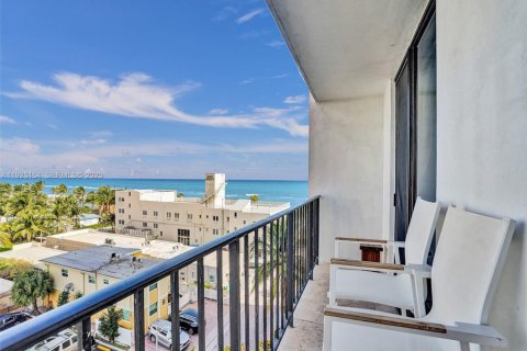 Condo in Hollywood, Florida, 1 bedroom № 1986100 - photo 3