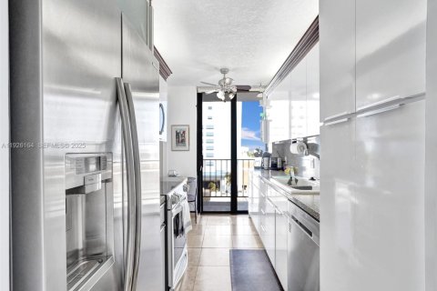 Condo in Hollywood, Florida, 1 bedroom № 1986100 - photo 15