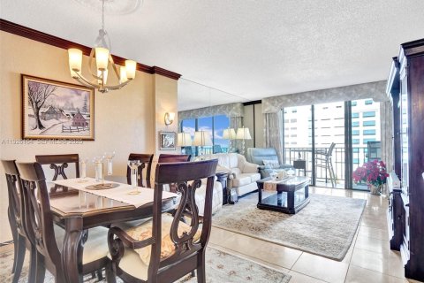 Condo in Hollywood, Florida, 1 bedroom № 1986100 - photo 24