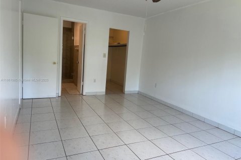 Condo in North Miami, Florida, 2 bedrooms  № 1893036 - photo 22