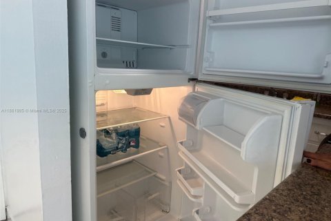 Condo in North Miami, Florida, 2 bedrooms  № 1893036 - photo 4