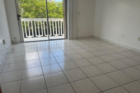 Condo in North Miami, Florida, 2 bedrooms  № 1893036 - photo 9