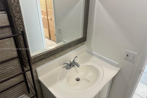 Condo in North Miami, Florida, 2 bedrooms  № 1893036 - photo 7