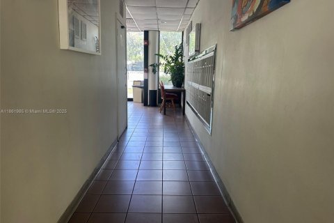 Condo in North Miami, Florida, 2 bedrooms  № 1893036 - photo 26