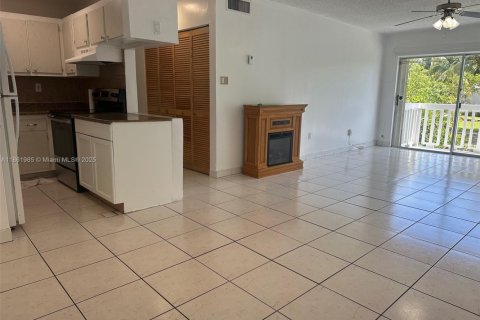 Condo in North Miami, Florida, 2 bedrooms  № 1893036 - photo 15