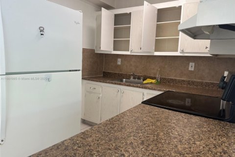 Condo in North Miami, Florida, 2 bedrooms  № 1893036 - photo 16