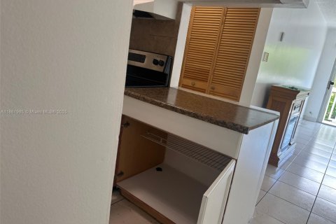 Condo in North Miami, Florida, 2 bedrooms  № 1893036 - photo 13
