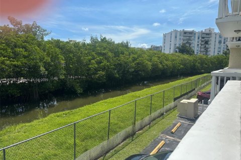 Condo in North Miami, Florida, 2 bedrooms  № 1893036 - photo 1