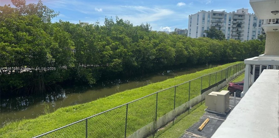 Condo in North Miami, Florida, 2 bedrooms  № 1893036