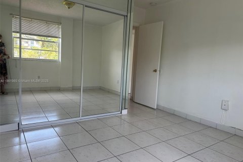 Condo in North Miami, Florida, 2 bedrooms  № 1893036 - photo 19