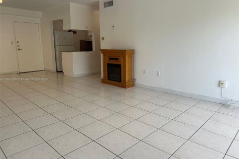 Condo in North Miami, Florida, 2 bedrooms  № 1893036 - photo 17