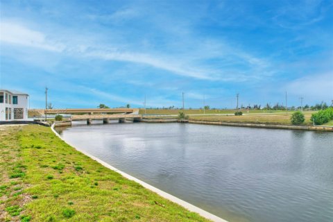 Terreno en venta en Cape Coral, Florida № 1949091 - foto 18