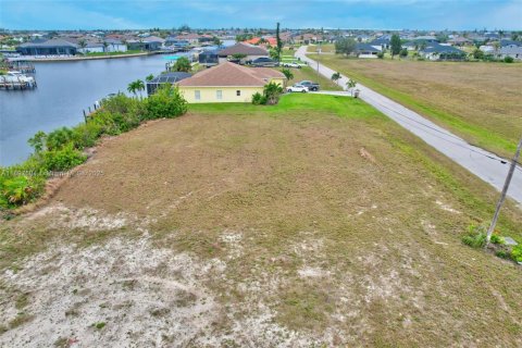 Terreno en venta en Cape Coral, Florida № 1949091 - foto 12